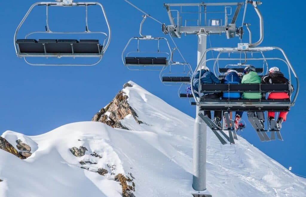 Station Ski téléphérique neige pyrénées