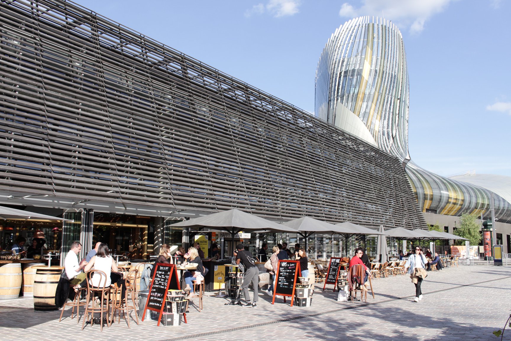 soirée sur le parvis des Halles de Bacalan