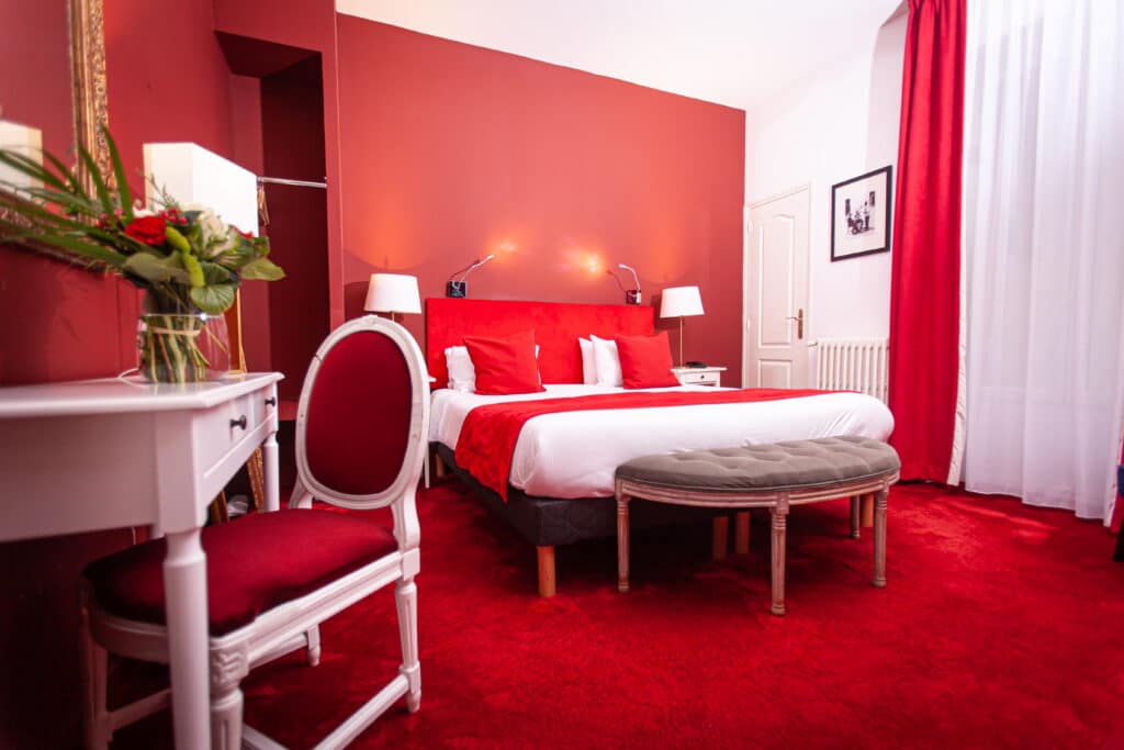 chambre rouge romantique hôtel Churchill Bordeaux