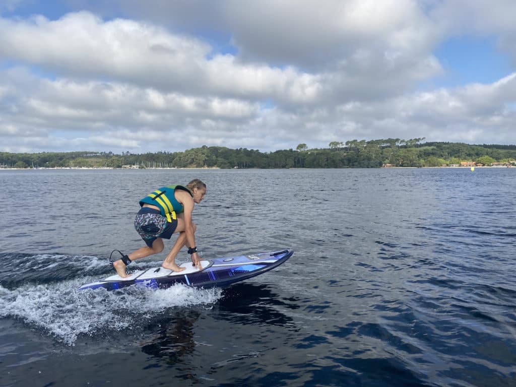 Surf Électrique sur le Lac à Maguide : Découvrez Bisca Glisse !