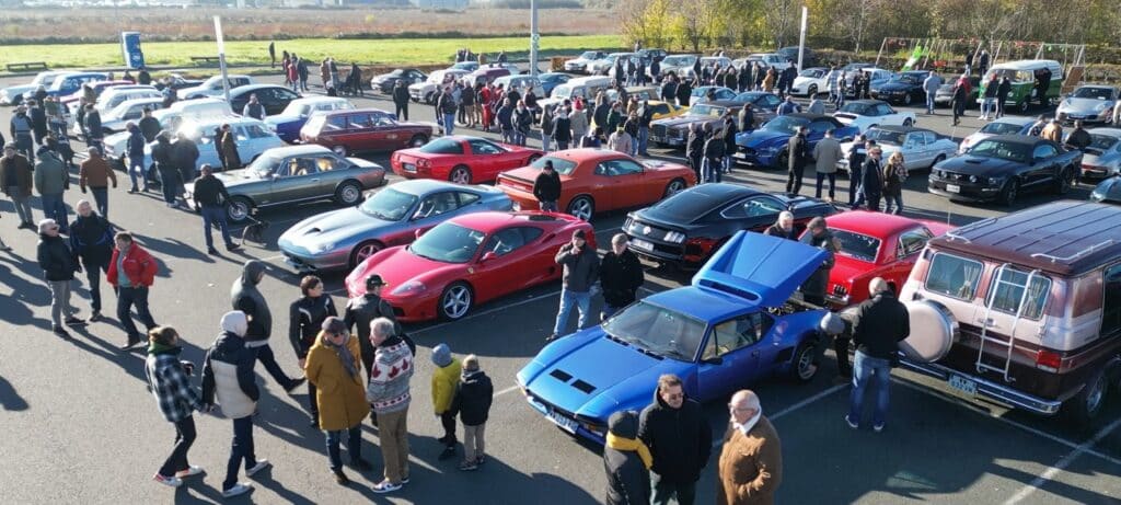 Rassemblement de voitures anciennes à Bergerac