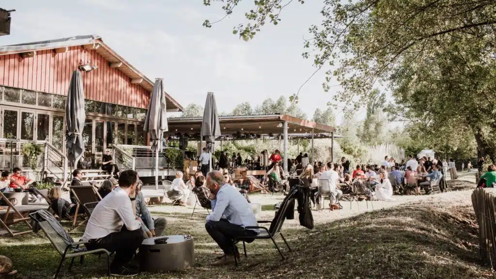 Belle saison terrasse ensoleillée