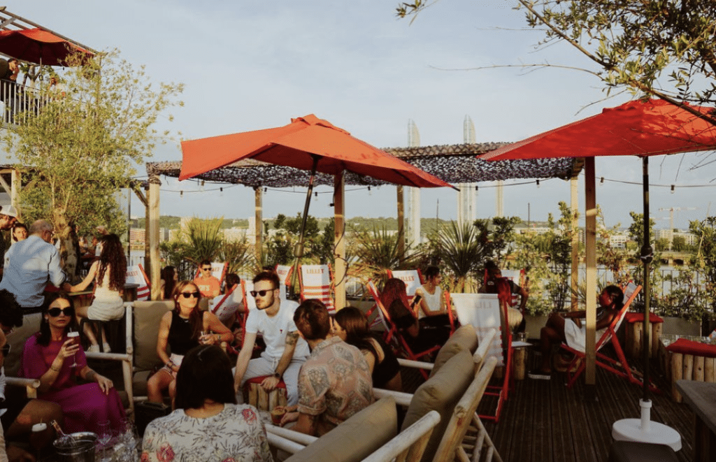 Rooftop Bordeaux sous le soleil