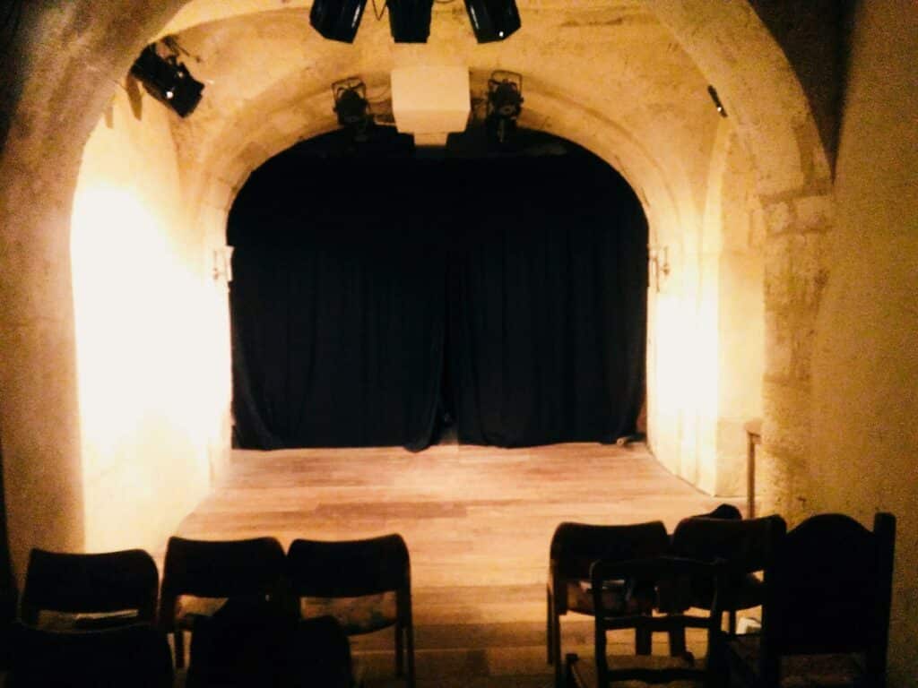 Théâtre de la Rousselle, friperie