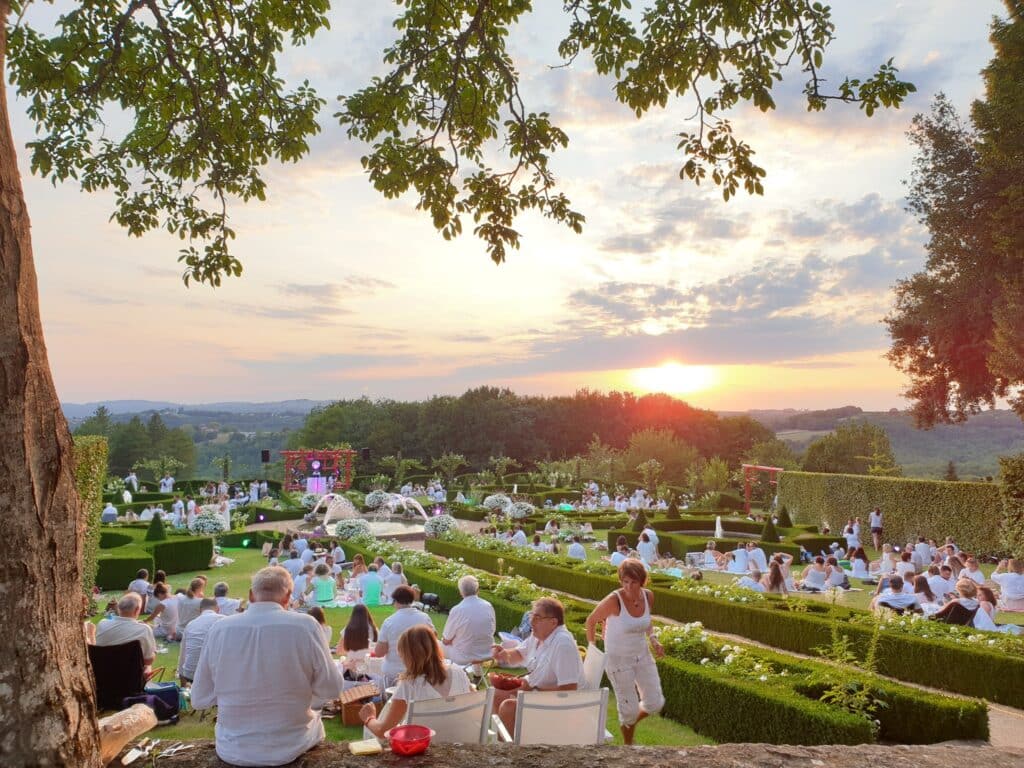 jardins d’Eyrignac pique-niques blancs dordogne