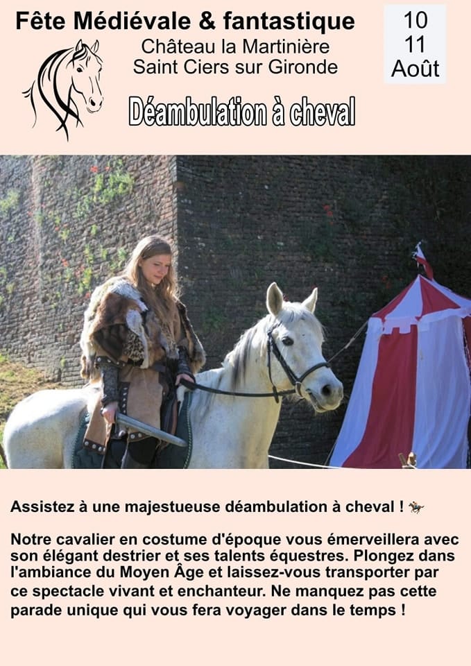 Déambulation à cheval pendant la fête médiévale et fantastique à Saint-Ciers-sur-Gironde