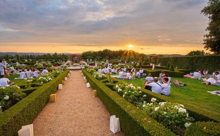 jardins d’Eyrignac pique-niques blancs dordogne