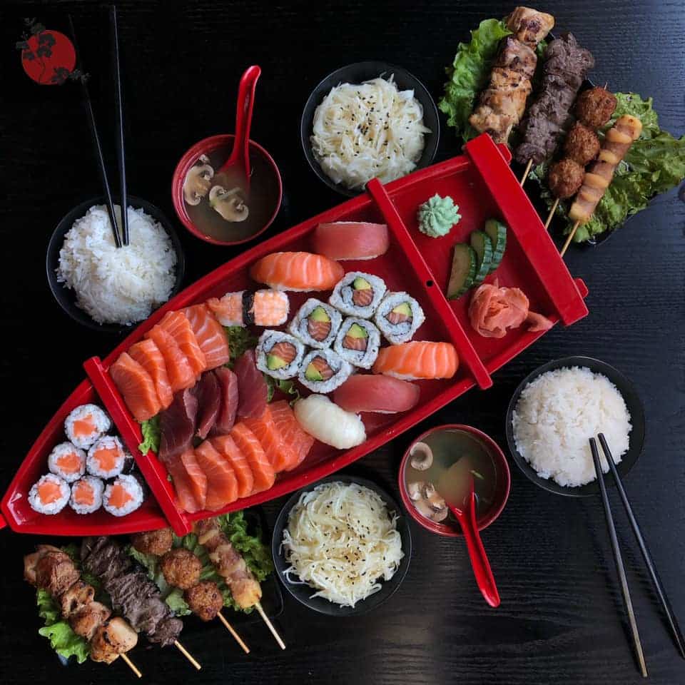 Plateau de sushi et sashimi