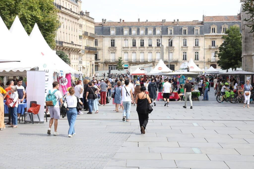 Festival Unisol sur la Place Pey Berland de Bordeaux face à l'Hôtel de Ville