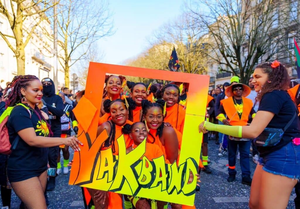 Danseur et danseuse qui danse au carnaval de Bordeaux