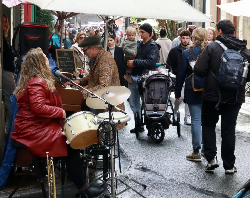 Musiciens de rue dans le quartier des Chartrons Bordeaux rue Notre-Dame