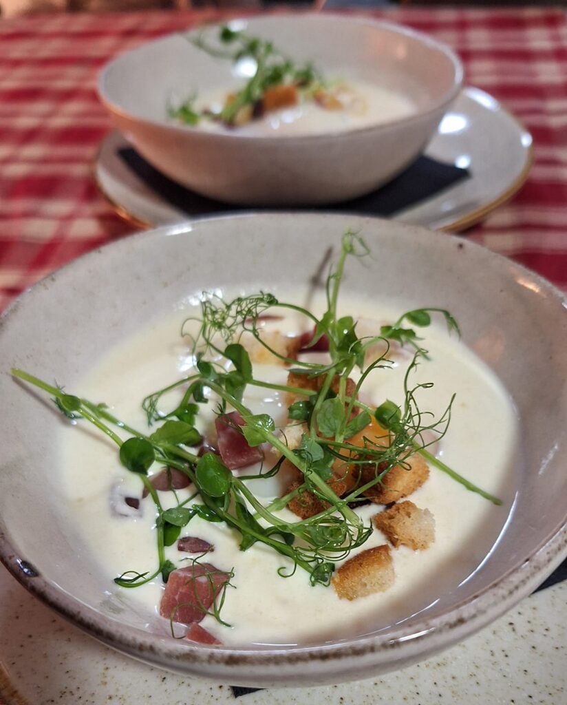 Velouté aux œufs préparé avec des produits frais de saisons 