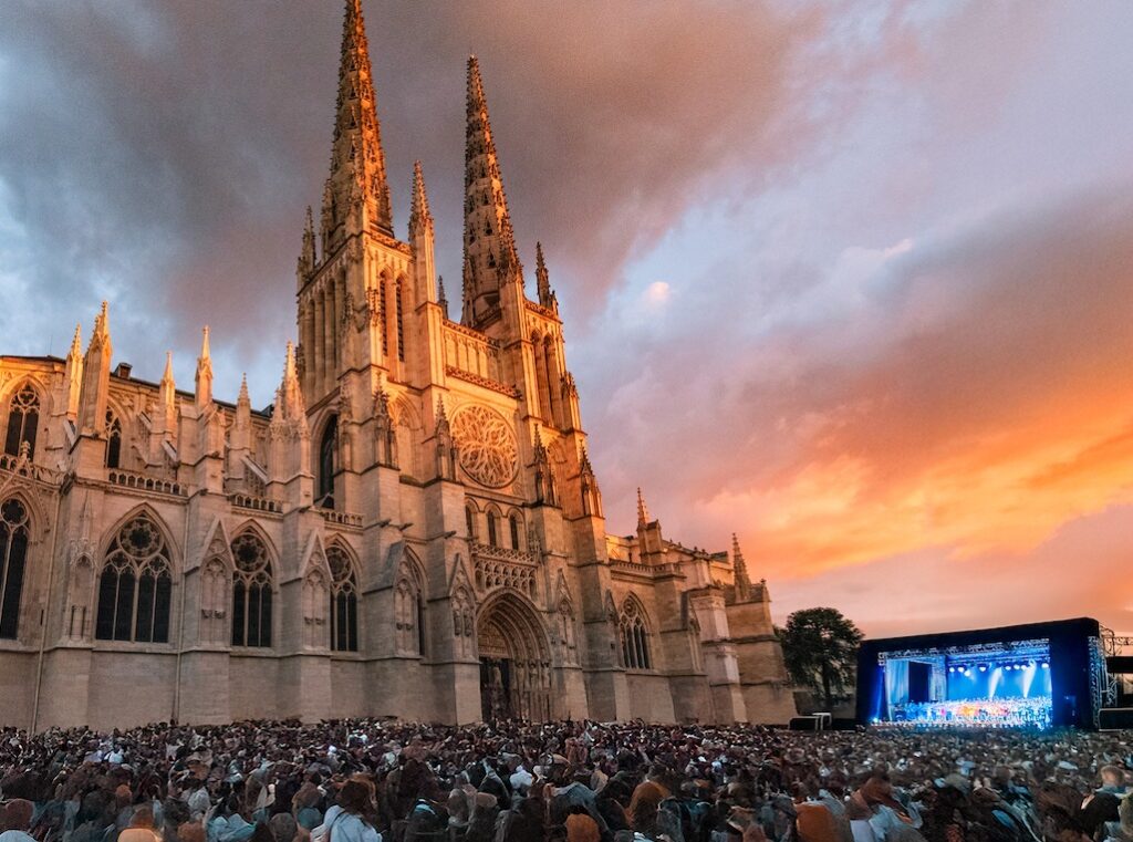 Un concert grandiose et gratuit sur la place Pey-Berland : Cathedra fête ses 10 ans 1 Cathedra Bordeaux fête ses 10 ans et pour l'occasion organise un concert à Bordeaux gratuit de musique classique avec des orchestres place Pey Berland face à la cathédrale Sant-André de Bordeaux.