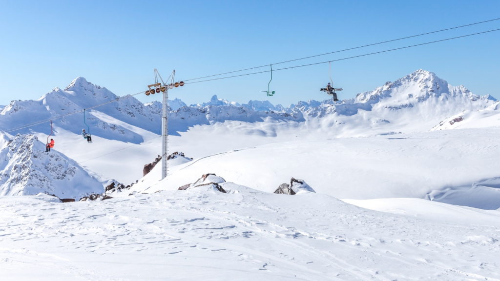 vacances au ski, dans les montagnes ou les pyrénées