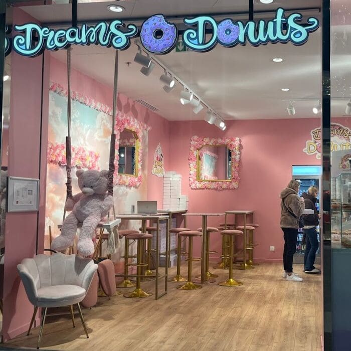 Dreams Donuts propose des donuts et des bubble tea, c'est une pâtisserie américaine