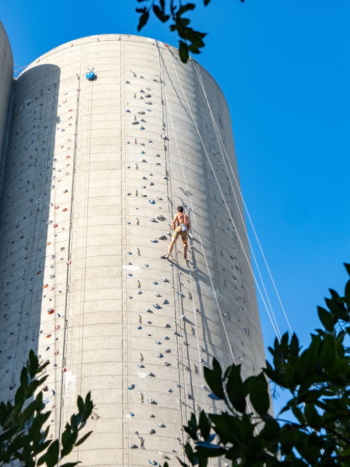 Mur d'escalade sur les silos des Bassins à Flot