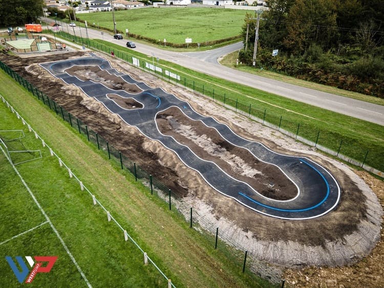 Nouveau spot à tester : un pumptrack ultra fun débarque près de Bordeaux ! 1 pumptrack, aire de glisse, vélo, figures