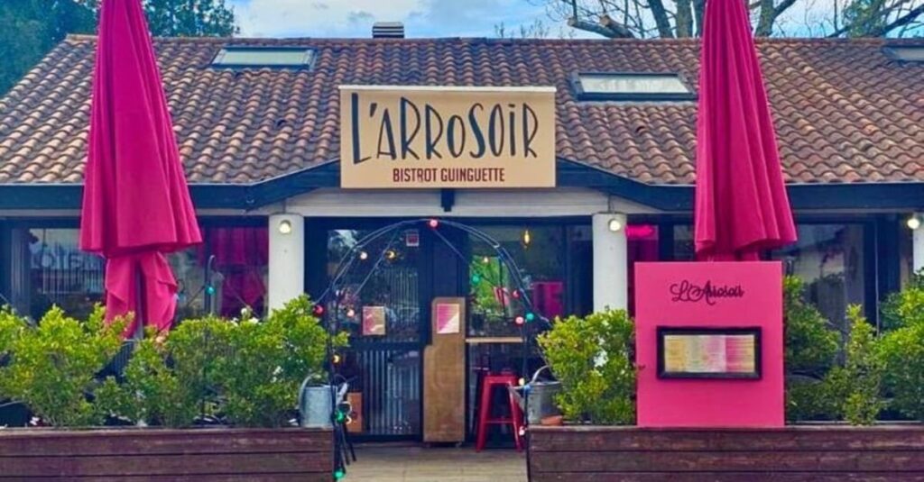 Espace extérieur de la guinguette près de Bordeaux