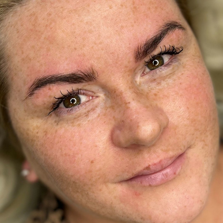 Colombe permanent Bordeaux sourcils