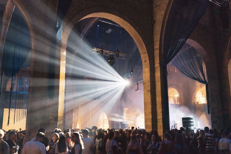 Soirées au CAPC : entre néons, techno et constellations Ultra Ultra et le Cosmobal débarquent 1 Dj set, performance, animations et concert au CAPC