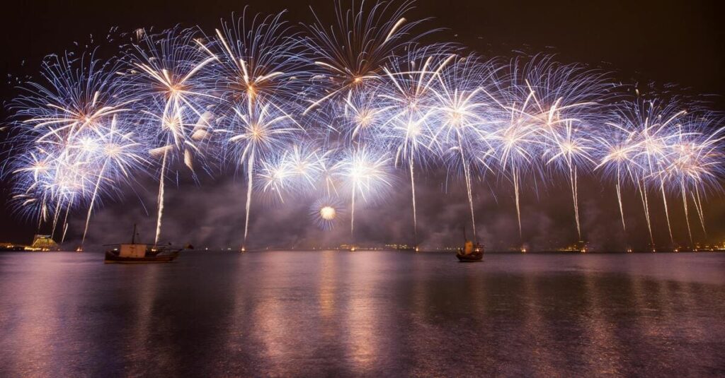 Feux d'artifices à Arcachon 15 août sur un bateau de croisière