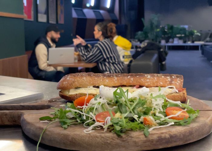 Un freework 100 % gratuit la journée qui se transforme en bar dansant le soir