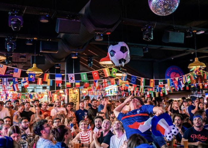 Un bar sportif pour la coupe du monde à Bordeaux au Délirium Fifa26