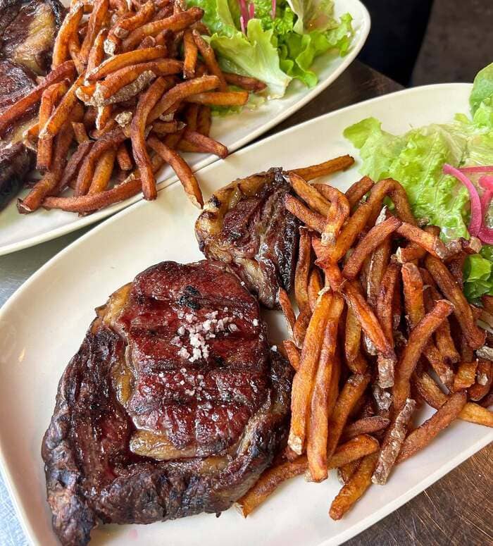 Friture d’éperlans, transats et baignade : L'institution rétro de La Guinguette de la Plage