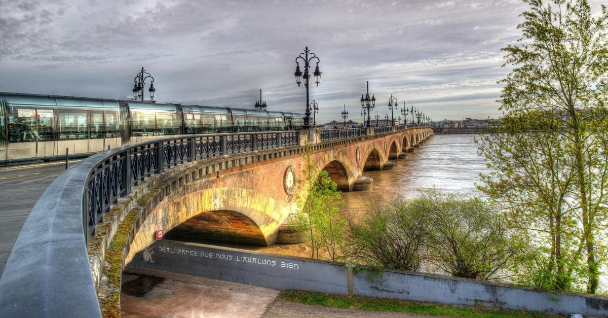 Arrêt des Tramways sur le Pont de Pierre à Bordeaux : Tout ce qu’il faut savoir pour l’été 2026