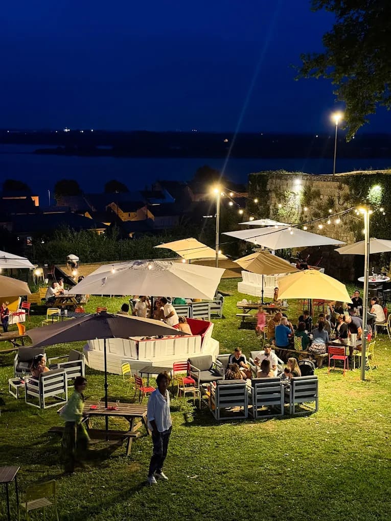 Guinguette à Bourg-sur-Gironde avec vue sur l'estuaire