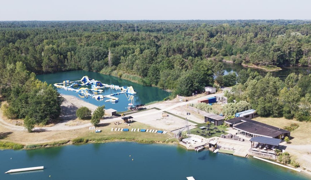 Wakeboard et aquapark gonflable sur le lac de Casalié à 30 min de Bordeaux