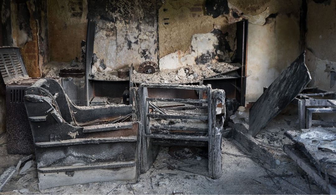 Retour au domicile après les évacuations : comment nettoyer sa maison après un incendie ?