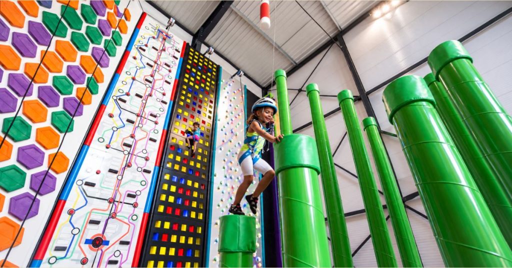 Climb Up à Mérignac, une enfant s'essayant à l'escalade.
