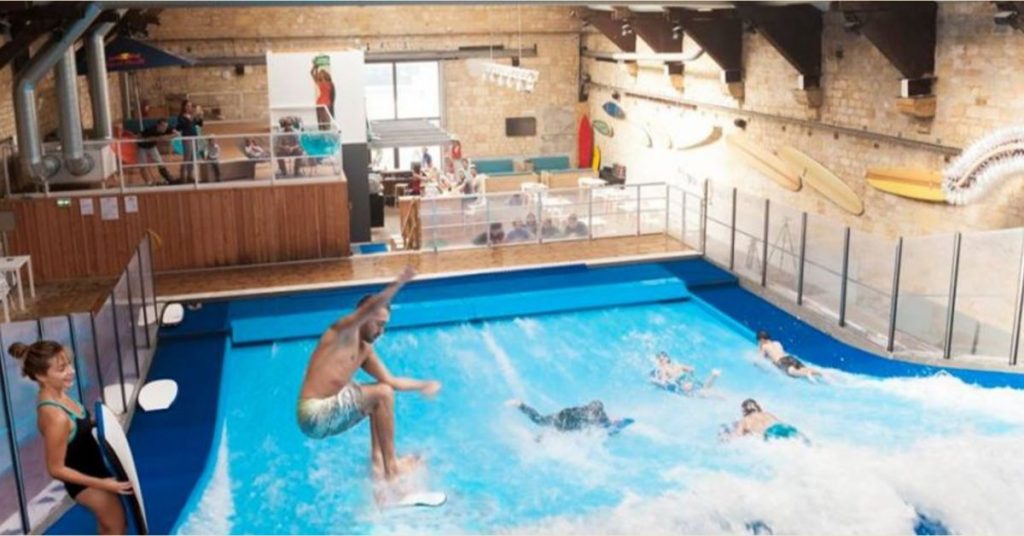 Surf sur la vague au Wave Surf Café.